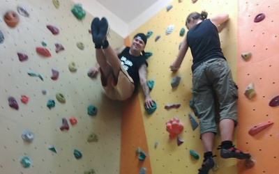 Lezení na horolezecké stěně